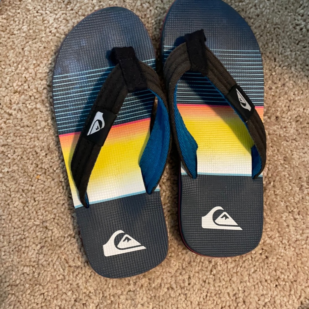 Boys size 2 quiksilver flip flops